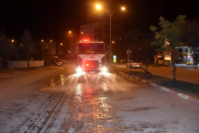 Ceyhan'da cadde ve bulvarlarda temizlik çalışması