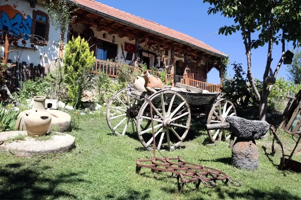 Emekli polis memuru antika eşyalarla evini müzeye dönüştürdü