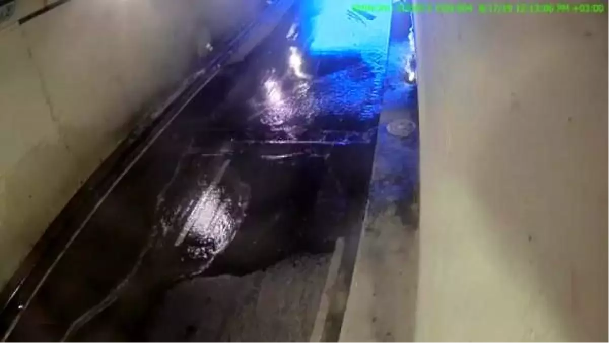 Eminönü'nde sel baskını güvenlik kamerasında; metrelerce su bir anda böyle doldu