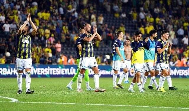 Fenerbahçeli taraftarlar maç sonunda 'Lider geliyor' tezahüratında bulundu