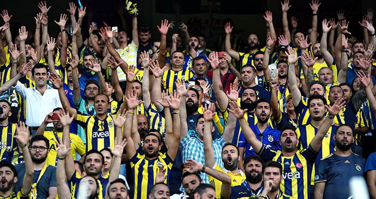 Fenerbahçeli taraftarlar maç sonunda 'Lider geliyor' tezahüratında bulundu