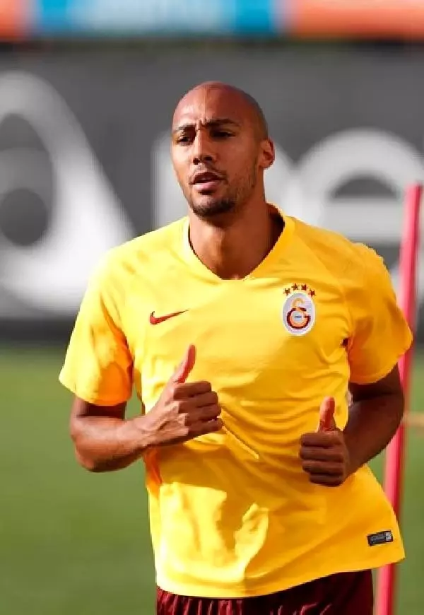 Galatasaray'da Nzonzi ilk antrenmanına çıktı Galatasaray'da Nzonzi ilk antrenmanına çıktı
