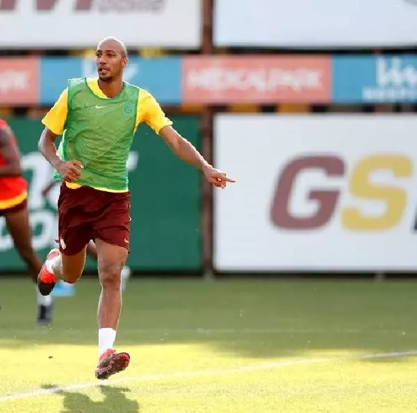 Galatasaray'da Nzonzi ilk antrenmanına çıktı Galatasaray'da Nzonzi ilk antrenmanına çıktı