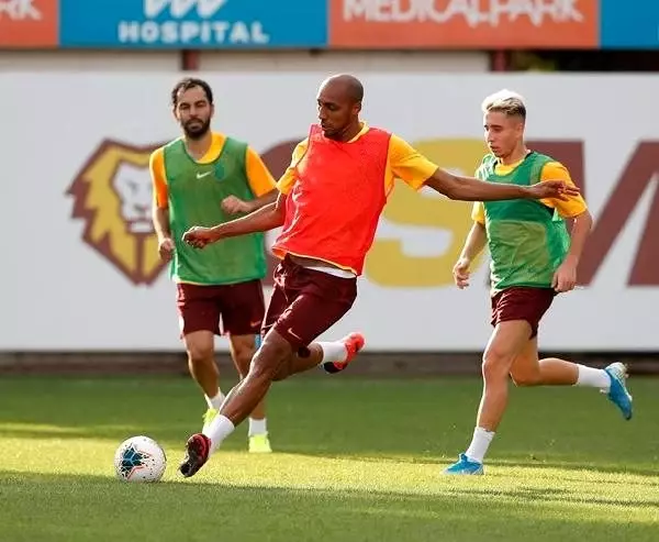 Galatasaray'da Nzonzi ilk antrenmanına çıktı Galatasaray'da Nzonzi ilk antrenmanına çıktı