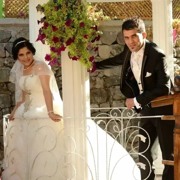 Geride mutlu fotoğrafları kaldı Geride mutlu fotoğrafları kaldı