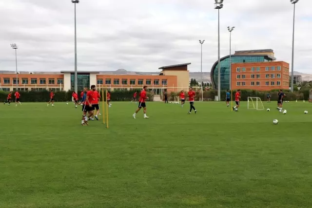 Hikmet Karaman: 'VAR hakemleri teknolojiyi kullanamıyorsa söylesinler' Hikmet Karaman: 'VAR hakemleri teknolojiyi kullanamıyorsa söylesinler'
