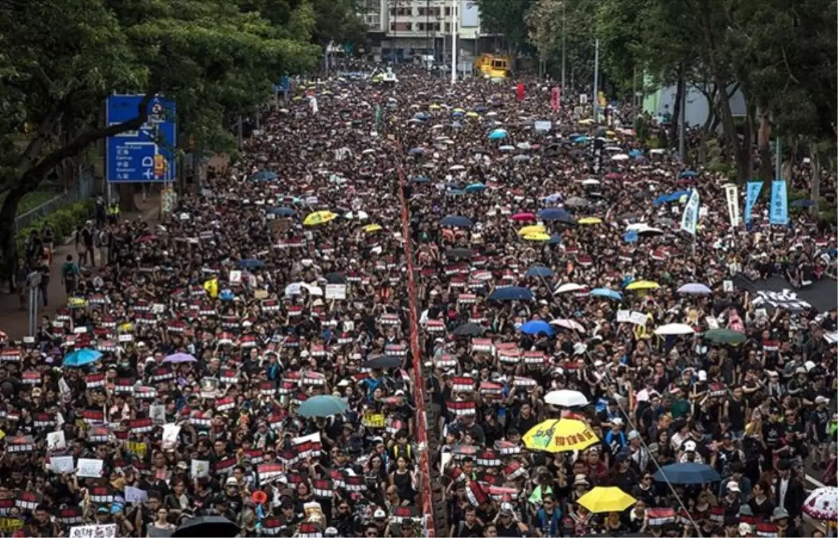 Hong Kong’daki protestolar ekonomiyi olumsuz etkiliyor