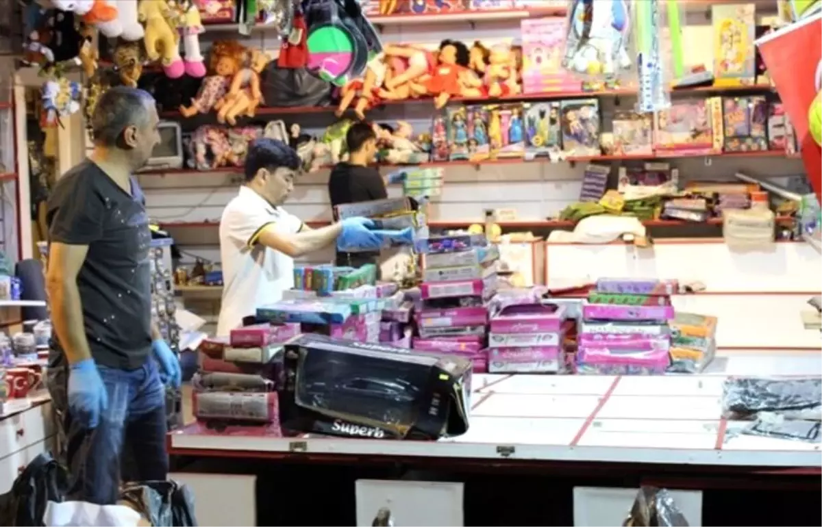 İBB, sağanakta zarara uğrayan Eminönü esnafıyla buluştu