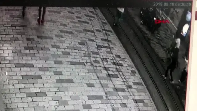 İSTİKLAL CADDESİ'NDE MOTOSİKLETİYLE DEHŞET SAÇTI