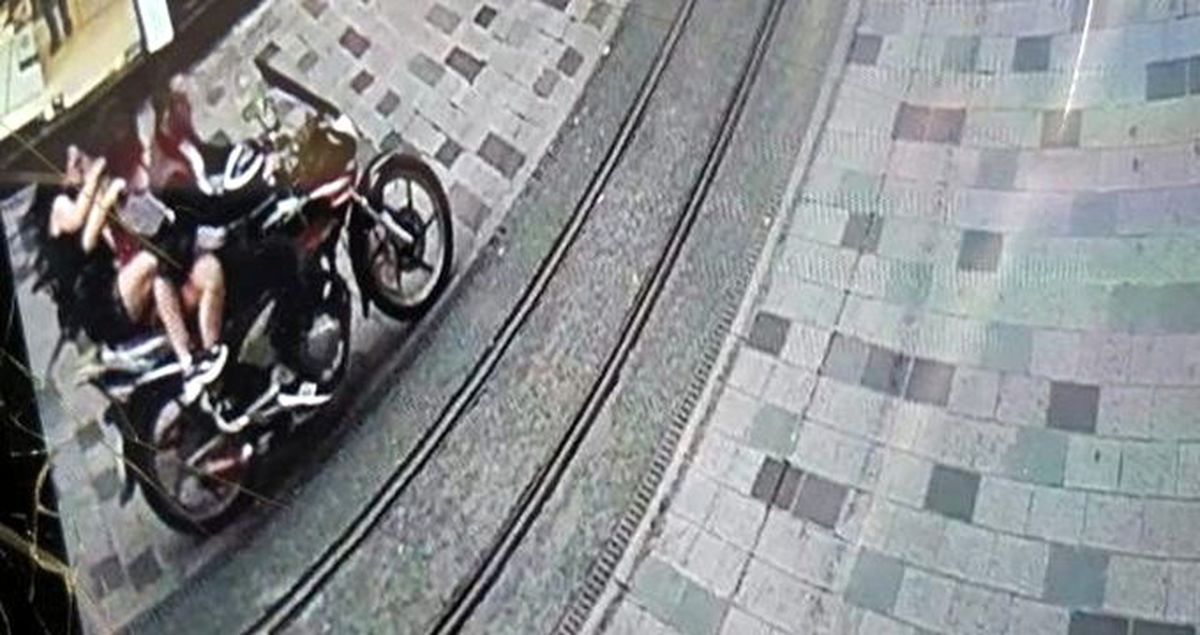 Motosikletiyle kalabalığın arasına dalan sürücü, iki turistin yaralanmasına sebep oldu