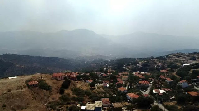 İzmir'de yangını söndürme çalışmaları sürüyor İzmir'de yangını söndürme çalışmaları sürüyor