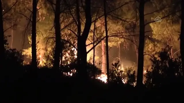 Karabağlar'da başlayan orman yangını iki mahalleye yaklaştı Karabağlar'da başlayan orman yangını iki mahalleye yaklaştı