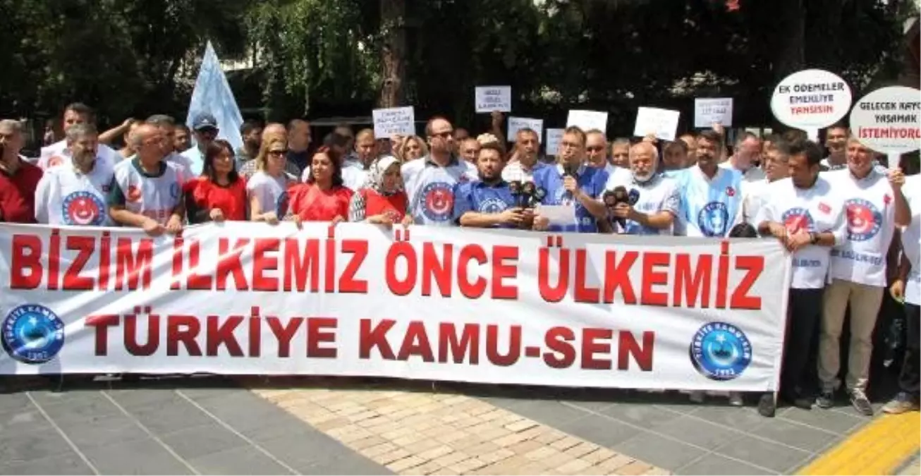 Kayseri'de Kamu-Sen üyeleri, hükümetin yeni zam teklifini protesto etti