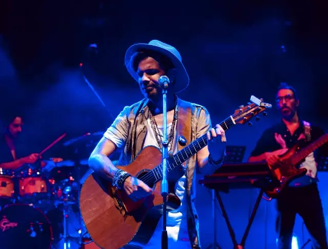 Kenan Doğulu'dan Ege'de rüya gibi konserler