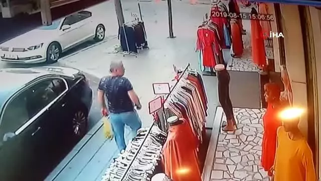 Giyim mağazasının içine torpil atan çocuk elbiseleri yaktı! Panik anları kamerada