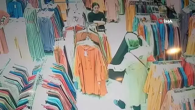 Giyim mağazasının içine torpil atan çocuk elbiseleri yaktı! Panik anları kamerada