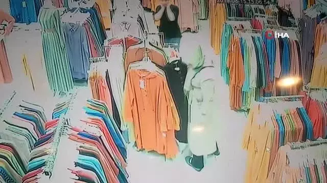 Giyim mağazasının içine torpil atan çocuk elbiseleri yaktı! Panik anları kamerada