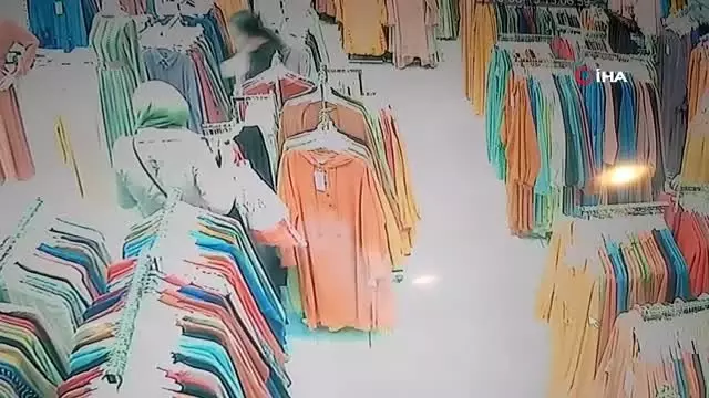 Giyim mağazasının içine torpil atan çocuk elbiseleri yaktı! Panik anları kamerada