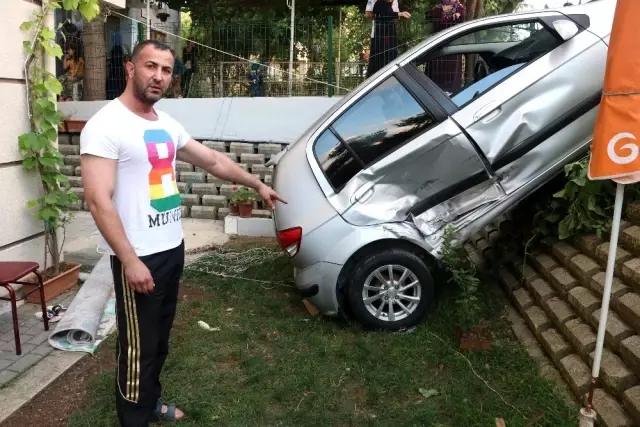 Otomobil bahçede sallanan çocuğun üzerine uçtu Otomobil bahçede sallanan çocuğun üzerine uçtu