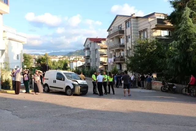 Otomobil bahçede sallanan çocuğun üzerine uçtu Otomobil bahçede sallanan çocuğun üzerine uçtu