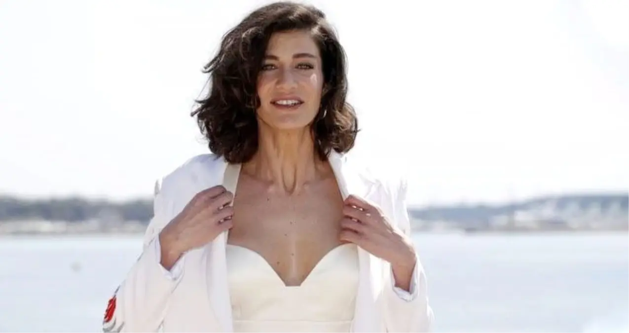 Oyuncu Berrak Tüzünataç, mor bikinisiyle annesine poz verdi