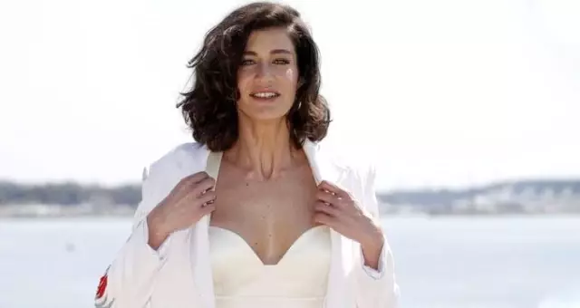 Oyuncu Berrak Tüzünataç, mor bikinisiyle annesine poz verdi Oyuncu Berrak Tüzünataç, mor bikinisiyle annesine poz verdi