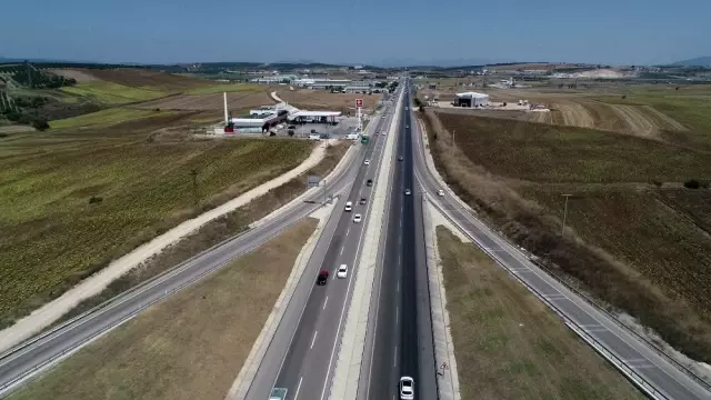 (Özel) İstanbul-İzmir otobanı trafiği rahatlattı (Özel) İstanbul-İzmir otobanı trafiği rahatlattı