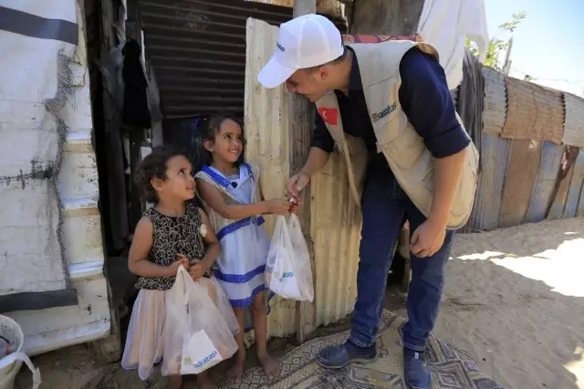 Sadakataşı Derneği 4 kıtada bayram yaşattı