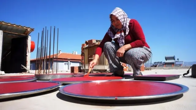 Sarıgöl'de evlerin üstü kırmızıya büründü Sarıgöl'de evlerin üstü kırmızıya büründü