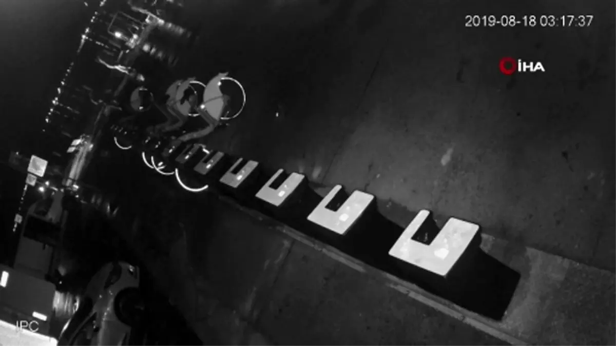 SARIYER'DE MİNİBÜSÜN SAHİLDEKİLERE ÇARPIP DENİZE UÇMA ANI KAMERADA