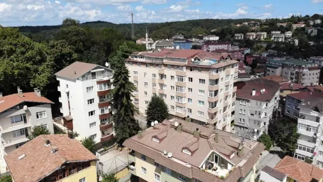 Sarıyer'de iki ana kolonu patlayan 9 katlı binanın son durumu havadan görüntülendi Sarıyer'de iki ana kolonu patlayan 9 katlı binanın son durumu havadan görüntülendi