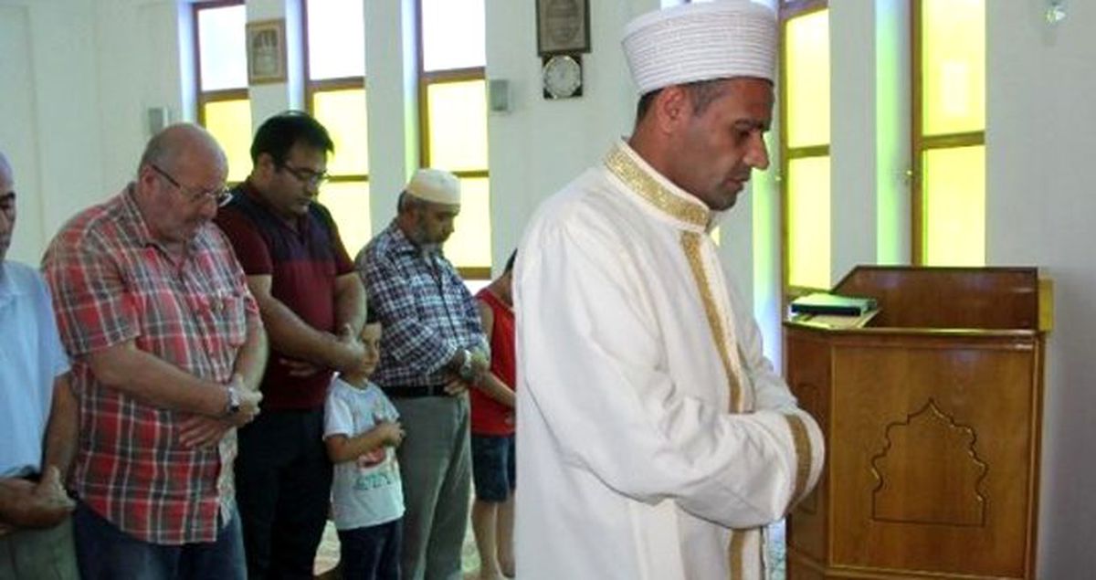 Sınır tanımayan imam, boş vakitlerinde dövüş müsabakası hakemliği yapıyor