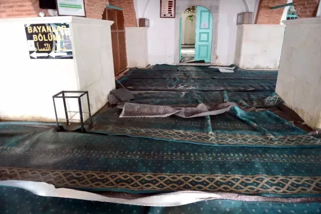 Tarihi Küçük Ayasofya Camisinde temizlik ve tadilat başladı