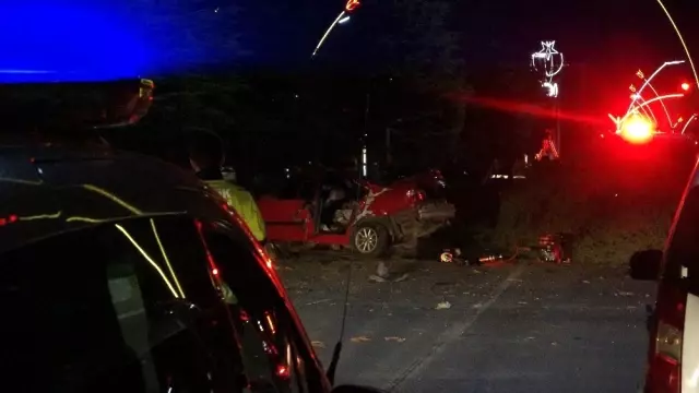 Uşak'ta ehliyetsiz sürücü faciası: 2 ölü, 1 yaralı Uşak'ta ehliyetsiz sürücü faciası: 2 ölü, 1 yaralı