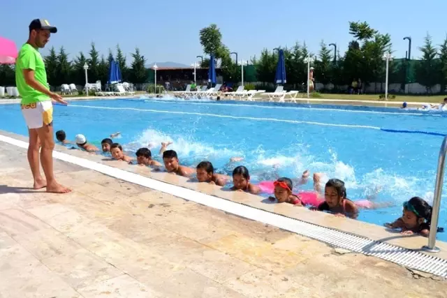 Yunusemre'de son dönem yüzme kursu başlıyor