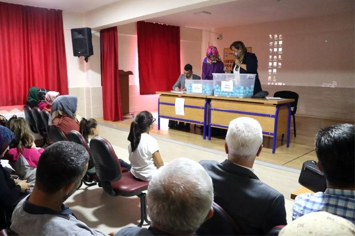 Aksaray'da 1. sınıf öğrencilerinin öğretmeni noter huzurunda çekilişle belirlendi