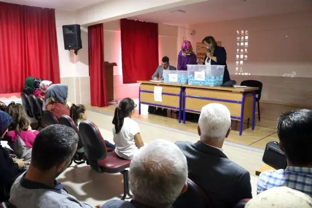 Aksaray'da 1. sınıf öğrencilerinin öğretmeni noter huzurunda çekilişle belirlendi Aksaray'da 1. sınıf öğrencilerinin öğretmeni noter huzurunda çekilişle belirlendi