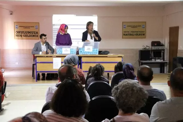 Aksaray'da 1. sınıf öğrencilerinin öğretmeni noter huzurunda çekilişle belirlendi Aksaray'da 1. sınıf öğrencilerinin öğretmeni noter huzurunda çekilişle belirlendi