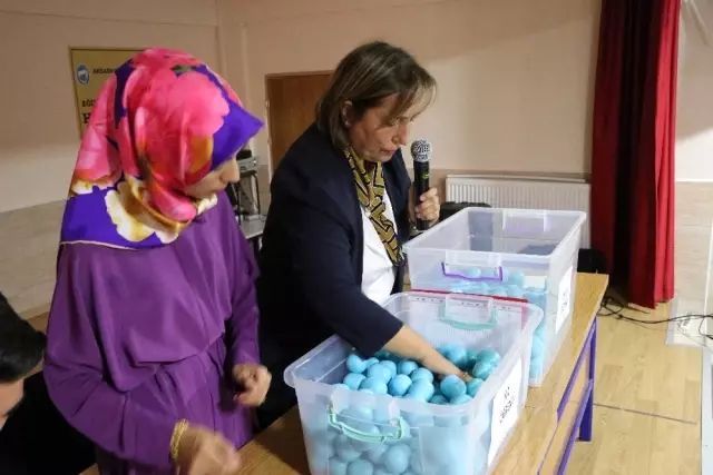 Aksaray'da 1. sınıf öğrencilerinin öğretmeni noter huzurunda çekilişle belirlendi Aksaray'da 1. sınıf öğrencilerinin öğretmeni noter huzurunda çekilişle belirlendi