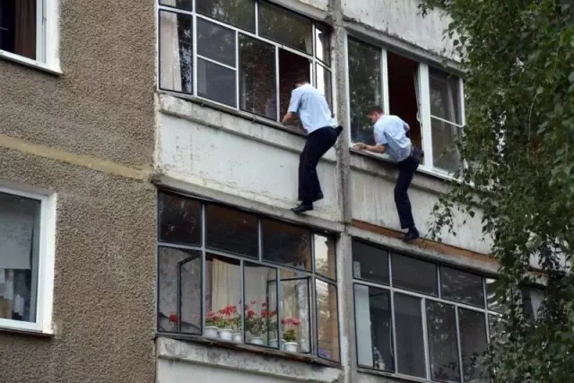 Bebeğini pencereden atmak isteyen babayı polis engelledi