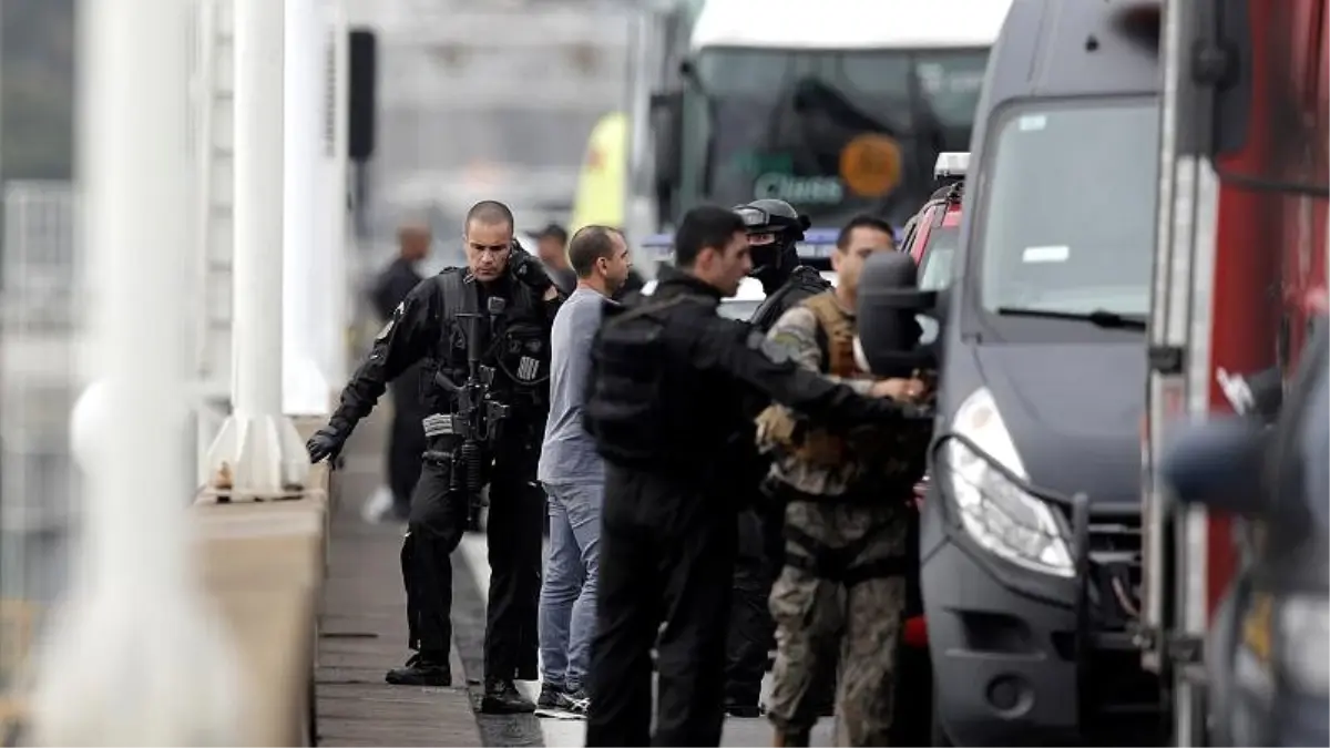 Brezilya'da 37 yolcuyu rehin alan saldırgan polis tarafından vuruldu