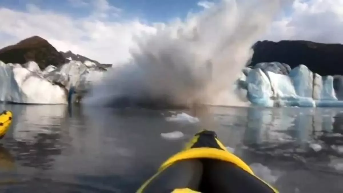 Buzul kırılarak suya düştü, kanocular ölümden döndü