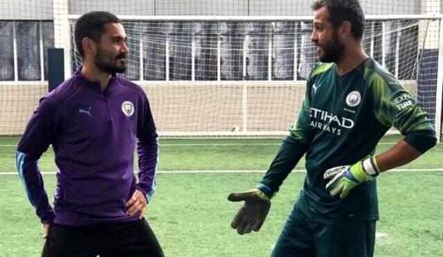 Çukur'un sevilen oyuncusu Erkan Kolçak Köstendil, Manchester City idmanında!