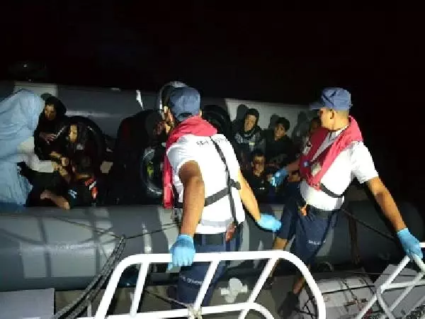 Dikili'de 80 kaçak göçmen yakalandı