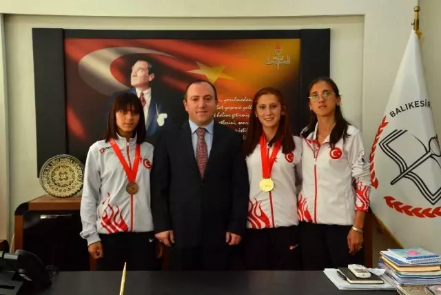 Dünya atletizm şampiyonları Müdür Yıldız'ı ziyaret etti