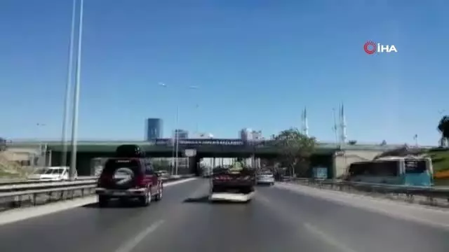 E-5'te iki çocuğun kamyonet kasasında tehlikeli yolculuğu kamerada