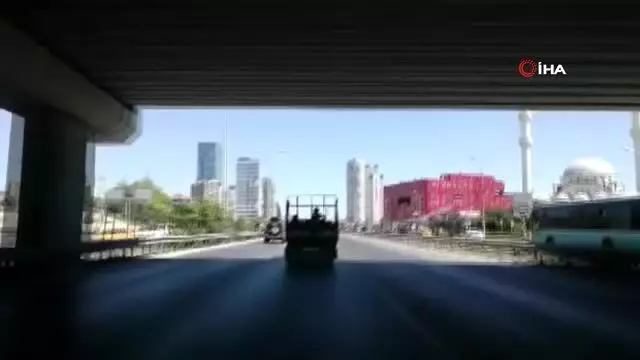 E-5'te iki çocuğun kamyonet kasasında tehlikeli yolculuğu kamerada E-5'te iki çocuğun kamyonet kasasında tehlikeli yolculuğu kamerada