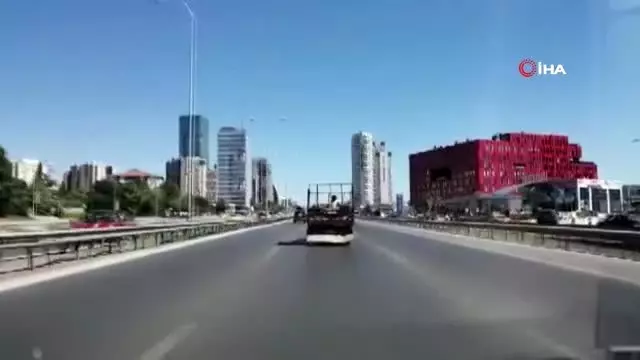 E-5'te iki çocuğun kamyonet kasasında tehlikeli yolculuğu kamerada E-5'te iki çocuğun kamyonet kasasında tehlikeli yolculuğu kamerada
