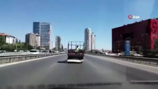 E-5'te iki çocuğun kamyonet kasasında tehlikeli yolculuğu kamerada E-5'te iki çocuğun kamyonet kasasında tehlikeli yolculuğu kamerada