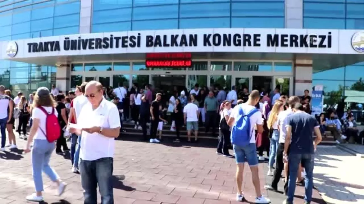 Emekli doktor dil öğrenmek için üniversite sıralarında